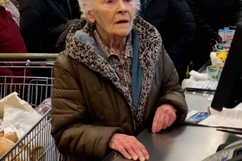 🛒 Zaplatila jsem starší paní nákup, když jí karta nešla… a o dva dny později můj syn vykřikl: „WOW! Mami, koukej!“ 😲