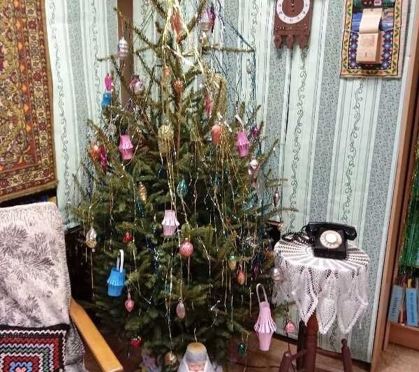 Nový rok 2026 přináší svěží trendy ve sváteční výzdobě 🎄✨ Vánoční stromeček letos sází na přírodní detaily, jemné světlo, lehkost a elegantní minimalismus ❄️🏡  Tyto nápady pomohou vytvořit stromeček, který se stane skutečným středem domova a navodí hřejivou sváteční atmosféru. 👉 Inspiraci najdete v komentářích 👇