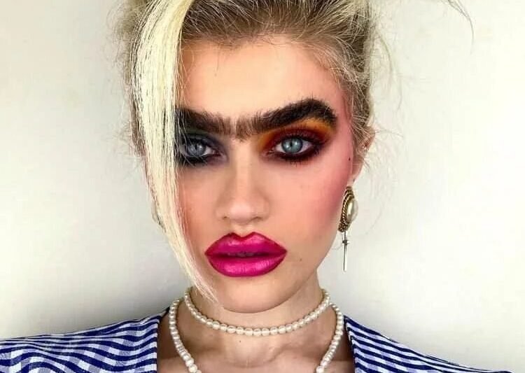 Starší fotografie Sofie Hadjipanteli znovu kolují po internetu – a mnoho lidí ji na nich sotva poznává 😲✨  Na snímcích z minulosti má klasický make-up, upravené obočí a zcela jiný styl, než jaký známe dnes. Rozdíl je opravdu výrazný 👀  👉 Podívejte se na fotky „před“ v komentářích 👇