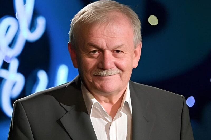 👉 Nečekané přiznání Karla Šípa 💥 Moderátor promluvil o vztahu se starším synem, který žije za oceánem. Proč se za ním nikdy nevydal, jak vnímá vzdálenost a odlišný životní styl, a proč nechává děti rozhodovat samy? 😮✈️ Jeho slova překvapí i dojme zároveň. Celou verzi článku najdete v komentářích 💬👇