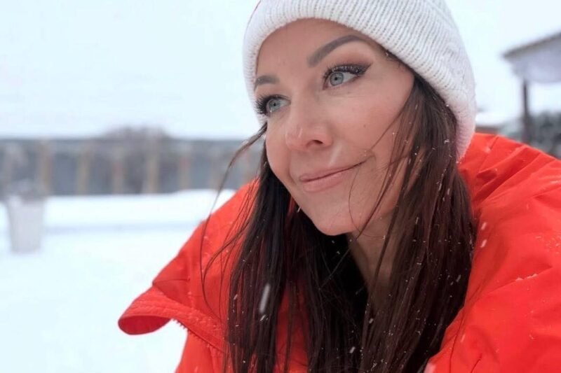 „Tohle nemělo zůstat v archivu…“ 🔥😮 Agáta Hanychová vytáhla fotky ve svatebních šatech z roku, kdy už byla dávno vdaná, a internet okamžitě zbystřil. Staré večírky, známé tváře a otázky, které znovu vypluly na povrch. Co se tehdy opravdu dělo, zatím tají… Podívejte se na snímky v komentářích 👇