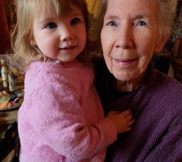 Moje sousedka odmítla zaplatit mé 73leté matce za hlídání dítěte a ještě prohodila, že „stejně jen sedí doma“. V tu chvíli jsem pochopila, že musím zasáhnout… 😡⬇️  Moje matka má 73 let.  Každý den vstává v 6 hodin, žehlí si oblečení, jako by stále chodila do práce, a vede si malý zápisník, do kterého zapisuje každý výdaj – potraviny, recepty, dokonce i jízdné autobusem.  Nestěžuje si. Nikdy si nestěžovala.  Když se naše sousedka Claire zeptala, zda by moje matka mohla pár odpolední v týdnu hlídat její tříletou dceru, moje matka zaváhala.  „Nepotřebuji moc,“ řekla. „Jen trochu férovosti.“  Claire souhlasila, že jí zaplatí 80 dolarů za den. V hotovosti. Bez papírování. Bez dramatu.  První týden proběhl bez problémů.  Moje matka chodila brzy. Nosila svačiny z naší vlastní kuchyně. Než odešla, uklidila hračky. V pátek jí Claire zaplatila celou částku.  Druhý týden se Claire jen usmála a řekla: „Dám ti to příští týden. Výplata se mi zpozdila.“  Moje matka přikývla. Věřila jí.  Třetí týden to bylo stejné. „Příští týden. Slibuju.“  Čtvrtý týden moje matka stále neviděla ani jediný dolar.  Nakonec to znovu nadhodila – tiše, zdvořile, téměř omluvně.  Claire si povzdechla, jako by to byla ona, komu někdo přidělává starosti.  „No,“ řekla, „tohle byla vlastně dobrá učební zkušenost pro tebe.“  Moje matka zamrkala. „Učební zkušenost?“  „V tvém věku,“ pokračovala Claire, „bys opravdu neměla brát práci bez smlouvy. To je přece zdravý rozum.“  Pak s úsměvem dodala: „Navíc to není tak, že bys měla něco lepšího na práci.“  Moje matka se nehádala.  Ten večer přišla domů, posadila se ke kuchyňskému stolu a otevřela svůj malý zápisník. Škrtla čtyři týdny očekávané výplaty.  Pak ho zavřela a tiše řekla: „Měla jsem to lépe naplánovat.“  V tu chvíli jsem ucítila, jak se mi v hrudi usazuje něco studeného.  Claire si myslela, že je chytrá. Myslela si, že stará žena se nebude bránit. Myslela si, že být zdvořilý znamená být slabý.  Mýlila se.  Protože první věc, kterou jsem ten večer udělala, bylo, že jsem šla do naší garáže. ⬇️ Pokračování v komentářích