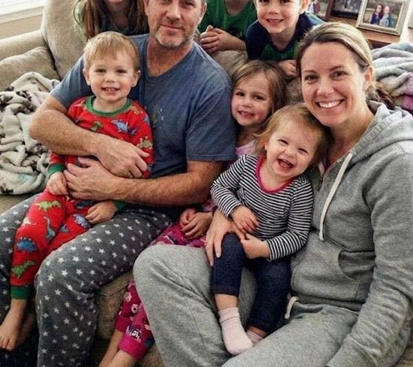 Adoptovala jsem čtyři děti své zesnulé nejlepší kamarádky. O několik let později přede mnou stála cizí žena a bez emocí řekla: „TVÁ KAMARÁDKA NEBYLA TÍM, ZA KOHO SE VYDÁVALA.“ 😳⬇️  Rachel byla moje nejlepší kamarádka, co si pamatuji. Chodily jsme spolu do školy, později na vysokou školu a časem se i naše rodiny úzce propojily.  Já jsem měla dvě děti. Rachel měla čtyři – a milovala být matkou víc než cokoli jiného.  Všechno se změnilo krátce poté, co porodila své čtvrté dítě. Její manžel náhle zemřel při autonehodě.  Bylo to zničující – a nedlouho poté jí byla diagnostikována rakovina.  Ještě dnes se mi láme srdce, když si na to vzpomenu.  Pomáhala jsem se starat o její děti, aby se mohla soustředit na léčbu. Ale o šest měsíců později zemřela.  Dodnes si přesně pamatuji, jak jsem seděla u její postele, držela ji za ruku a dala jí slib – že její děti nikdy neopustím.  Rachel a její manžel neměli žádné blízké příbuzné, kteří by byli ochotni děti přijmout.  Můj manžel a já jsme nezaváhali ani na vteřinu. Adoptovali jsme všechny čtyři.  Přes noc jsme se stali rodiči šesti dětí.  Ze začátku to bylo nesmírně těžké. Museli jsme se naučit přistupovat ke každému dítěti zvlášť a dělali jsme všechno pro to, abychom jim dali pocit bezpečí a jistoty.  Postupně spolu srostly jako opravdoví sourozenci a my jsme je všechny milovali stejně.  Po několika letech se život konečně zase cítil stabilní.  Pak ale jednoho dne, když jsem byla doma sama, někdo zaklepal na dveře.  Na verandě stála elegantně oblečená žena, kterou jsem nikdy předtím neviděla.  Nepředstavila se.  „Vy jste Rachels kamarádka – ta, která adoptovala její čtyři děti?“  Zmateně jsem přikývla.  Pak řekla:  „Vím, že se neznáme, ale já Rachel znala. A musím vám říct pravdu. Dlouho jsem vás hledala.“  Stáhl se mi žaludek.  „Jakou pravdu?“  Podala mi obálku a tiše řekla:  „Nebyla tím, za koho se vydávala. Musíte si přečíst tenhle dopis od ní.“  S třesoucíma se rukama jsem vytáhla dopis. Když jsem ho četla řádek po řádku, měla jsem pocit, že zapomínám dýchat. ⬇️ Pokračování v komentářích