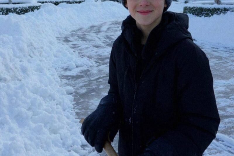 Můj dvanáctiletý syn Ben tvrdě pracoval, odhazoval sníh za 10 dolarů 💵❄️, aby si mohl koupit vánoční dárky 🎁 a být hrdý na své výdělky. Ale jen dva dny před Vánoci přišel domů v slzách 😢 – soused, který mu slíbil zaplatit, odmítl dát ani cent, údajně jako „obchodní lekci“ 😡. Nemohla jsem tomu uvěřit. Ještě ten večer jsem popadla kabát a vydala se za ním, protože se postarám o to, aby i on dostal lekci, kterou nikdy nezapomene 😳🔥👇