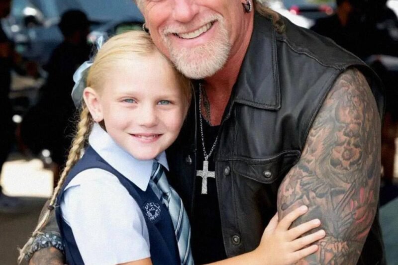 Je mi 56 let a myslel jsem si, že už nikdy nebudu mít rodinu 💔. Před lety mě snoubenka opustila těsně před svatbou a já zůstal úplně sám. Třicet let jsem jen přežíval, dokud jsem jednoho rána nenašel plačící holčičku u kontejneru 🧒😢. Řekla mi, že nemá tátu, s kým by šla do školy. Začal jsem ji vodit každý den… a ona mi začala říkat „tatínku“ ❤️. Zachránila mi život stejně jako já jí. Ale jednoho rána se objevil muž, který jí byl neuvěřitelně podobný, vzal ji za ruku a řekl mi: „Musíme si promluvit. Mám pro tebe NABÍDKU.“ 😳⬇️⬇️⬇️