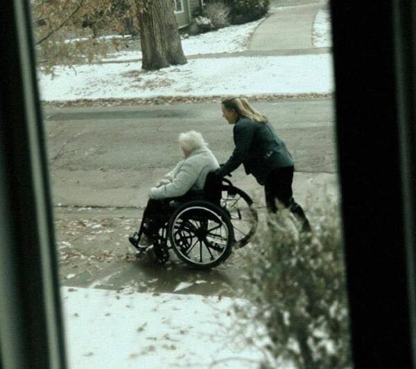 Naše nová pečovatelka brala mou matku neustále na „procházky“ – a zpočátku na tom nebylo nic podezřelého… dokud jsem si jednoho večera neposlechla záznam ze zvonku. V tu chvíli jsem doslova ztuhla. 😨👀  Najali jsme novou pečovatelku, Alyssu, pro mou 82letou matku po její operaci kyčle. Mladá, zdvořilá, profesionální – působila dokonale.  Ale po několika týdnech jsem si začala všímat něčeho zvláštního. Pokaždé, když se vracely ze svých nedělních „procházek“, působila máma napjatě, nervózně a sotva se mi dokázala podívat do očí. Vždycky říkala tu samou větu: „Bylo to hezké, zlato.“  Jenže já věděla, že lže.  Pak přišla ta jedna neděle. Když se vrátily, hned jsem cítila, že něco není v pořádku – máma vypadala, jako by plakala. Právě proto jsem se ten večer poprvé podívala do záznamů z videozvonku.  Když jsem si pustila audio, slyšela jsem svou matku šeptat:  „UŽ TO SVÉ DCEŘI NEMOHU DÁL TAJIT. MÁ PRÁVO VĚDĚT, CO JSI MI ŘEKLA.“  Ta krátká pauza poté mi zvedla chlupy na zátylku.  A pak přišla Alyssina odpověď. Její hlas byl klidný – až znepokojivě klidný:  „Ještě nejsi připravená jí to říct. Mohla by… reagovat špatně. Měly bychom ještě chvíli počkat.“  Další slova, která následovala, mě doslova vyděsila.  Proto jsem tu neděli poslala Alyssu domů dřív než obvykle – a rozhodla se postavit svou matku pravdě. ⬇️ Pokračování najdete v komentářích