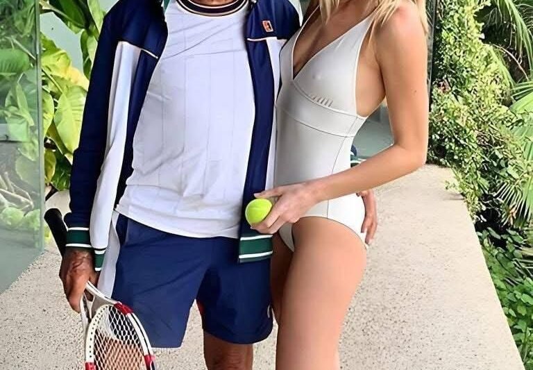 💵💋 „Je mu 83 let. Jí je 25. A všichni se dívají…“ Excentrický magnát James Goldstein vyrazil na pláž po boku urostlé ruské modelky, a hned upoutal pozornost nejen kvůli ohromujícímu věkovému rozdílu. Každý detail jejich společného vystoupení – od chůze po pohledy – přitahoval zraky kolemjdoucích i fanoušků online, a fotky okamžitě obletěly sociální sítě. Kdo jsou tito dva, co je spojuje a proč jejich přítomnost na pláži vzbuzuje tolik otázek? Podívejte se, jak duo otáčí hlavami, v komentářích níže 👇