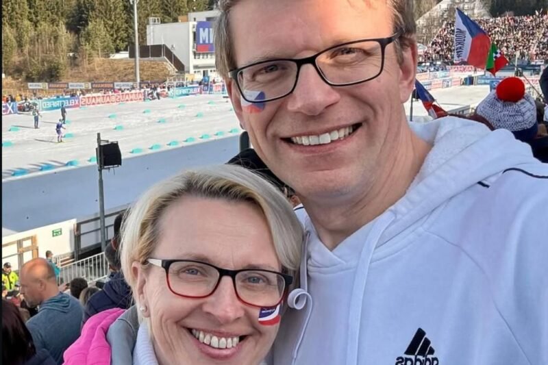 😳 „Bratr se starší sestrou?! 🎭“ To byla první reakce, když Martin Kupka vyrazil se svou manželkou na ples… a místo tance se okamžitě setkal s jízlivými komentáři o svém věku a vzhledu 💃🕺💥  Fotka, která to všechno rozpoutala, se rychle stala virální 📸🔥 – lidé nevěřili vlastním očím a diskuse se rozhořely na sociálních sítích. Někteří byli pobouřeni, jiní pobaveni, a všichni si začali klást otázku: jak mohl vypadat Martin a jeho manželka tak skvěle, když čelili takovým reakcím? 🤔🧐  Chcete vidět fotku, která rozdělila fanoušky a rozproudila diskuze po celém internetu? 👀💬 Klikněte do komentářů a připravte se na moment, který vás zaujme, pobaví a donutí přehodnotit, jak veřejnost vnímá věk, vzhled a společenské události! 👇🔥