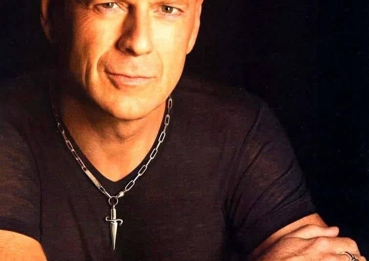 😢💔 Bruce Willis už nemůže mluvit – demence postupuje alarmující rychlostí… Srdce fanoušků se při pohledu na legendárního herce doslova rozpadlo na tisíce kousků. Jeho manželka, Emma Heming, s lítostí sdílela nejnovější zprávu o jeho zdravotním stavu, která odhaluje, jak vážně nemoc postupuje. Filmová ikona, která tolik let fascinovala svět, teď potřebuje podporu a modlitby od všech svých příznivců. Každý, kdo vidí fotografie a momenty v komentářích, cítí hlubokou emoci – a slzy se téměř nedají zadržet. Podívejte se na fotky v komentářích 👇