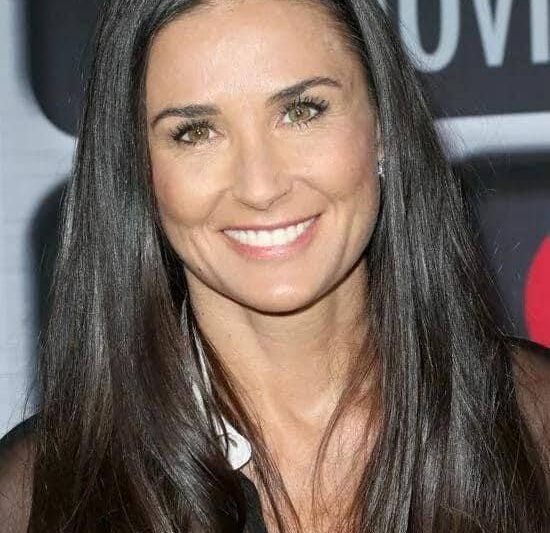 😲🤫 Často ji nazývají „věčně mladou“ hvězdou, ale pravda vás může šokovat… Herečku zachytily fotoaparáty v nestřeženém okamžiku, kdy žádný filtr ani make-up nemohl skrýt realitu. Fanoušci zůstali v úžasu, protože pohled odhaluje úplně jinou stránku, než jakou znají z médií a červených koberců. Jak vypadá bez úprav a co všechno si veřejnost teď uvědomuje? Podívejte se na její „skutečný“ vzhled v komentářích 👇