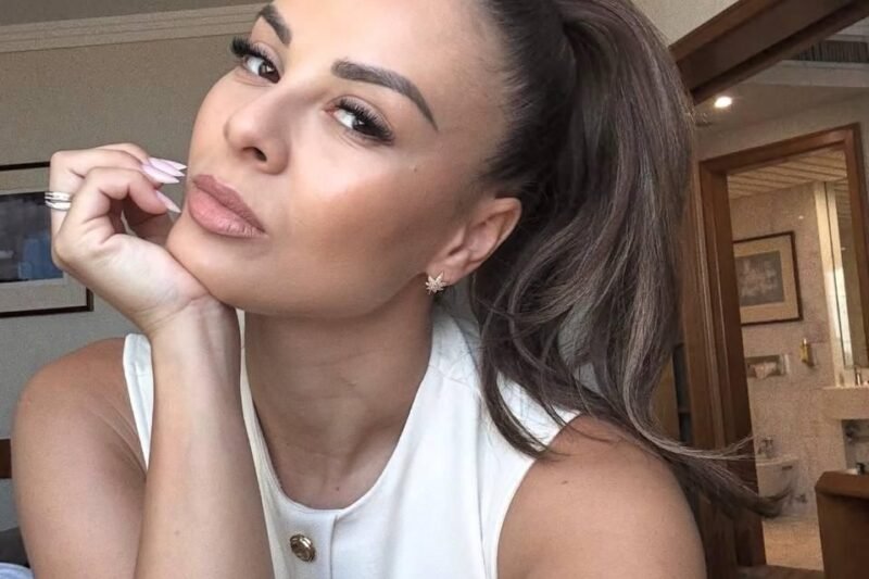 🌴😳 „Zpočátku všechno vypadalo úplně jinak…“ Monika se podělila o fotky z Malediv, kde pózovala v plavkách a užívala si exotiku, ale zároveň přiznala, že první dny dovolené byly nečekaně náročné. Zatímco na snímcích září pohoda a slunce, realita prvních okamžiků byla úplně jiná – plná výzev a momentů, které fanoušci běžně nevidí. Jak se Monice podařilo přejít od těžkých začátků k idylickým chvilkám a co všechno ji zaskočilo? Podívejte se na fotky a detaily v komentářích 👇