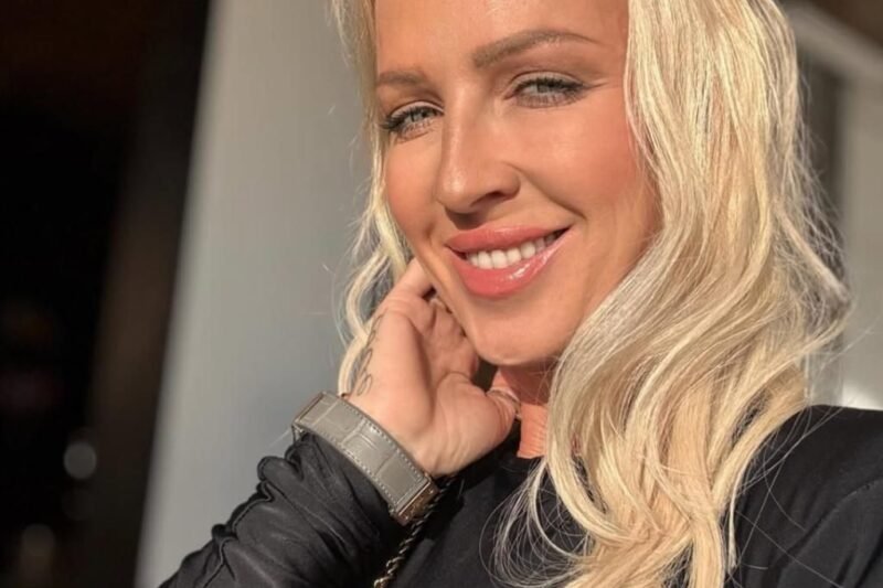 ✨ „Takhle se rodí nová hvězda…“ Šestnáctiletá dcera Belohorcové se objevila na plese a okamžitě přitáhla pozornost všech kolem. Elegantní korzetová róba, dlouhé splývavé vlasy a sebevědomý pohled vytvořily moment, který mnozí hosté jen těžko přehlédli. Zatímco mladá kráska zářila v centru dění a sklízela obdivné pohledy, její maminka Zuzana stála opodál a bylo zcela jasné, jak obrovskou hrdost v tu chvíli cítí. Mnozí už teď mluví o tom, že právě tady mohl začít příběh nové hvězdy společenské scény. Podívejte se na fotografie z večera v komentářích 👇