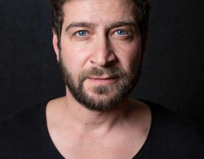 🌅 Nejen západy slunce… Marek s Petrou vyrazili do exotiky na to, čemu sami říkají jejich „druhé líbánky“, a z dovolené sdílejí momenty plné romantiky, pohody i překvapivě upřímných slov. Kromě nádherných scenérií a společných chvil ale tentokrát promluvili i o věcech, které páry obvykle nechávají spíš v soukromí. Jejich přiznání z cest překvapilo fanoušky a vyvolalo spoustu reakcí — ukázali totiž nejen idylické okamžiky, ale i realitu, která se na podobných fotografiích většinou neobjevuje. Co přesně během dovolené prozradili a proč jejich slova tolik zaujala? Fotky a video najdete v komentářích 👇