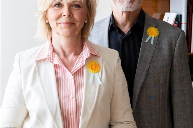 🖤 „Tenhle vzhled nikdo nečekal…“ Eva Pavlová dorazila do Vatikánu v elegantním černém outfitu se závojem, který připomínal styl starých časů, a okamžitě upoutala všechny pohledy. Každý detail jejího oblečení, od střihu po doplňky, vyvolal mezi přítomnými i fanoušky online bouři spekulací, zatímco symbolika celého momentu nechala mnohé přemýšlet o tom, co tím Eva chtěla sdělit. Její styl se stal okamžitě hlavním tématem a vyvolal otázky, proč si zvolila právě tento vzhled a jaký příběh za ním stojí. Fotografie z události najdete v komentářích 👇