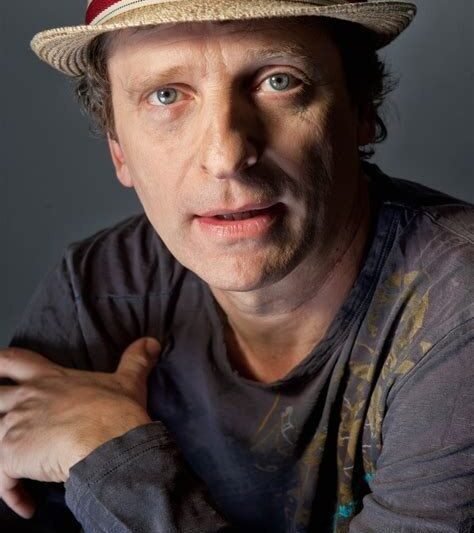 😮 Ruce v ruce… ale ne s manželkou? Snímky Davida Prachaře z pražského kostela vyvolaly mezi lidmi okamžitou vlnu spekulací. Herec byl zachycen po boku ženy, která rozhodně nezůstala bez povšimnutí, a právě tyto fotografie teď na sociálních sítích vyvolávají řadu otázek. Kdo je tajemná žena, která s ním přišla, proč spolu kráčeli ruku v ruce a co se vlastně odehrálo v zákulisí této nečekané chvíle? Někteří lidé tvrdí, že za tím může být víc, než se na první pohled zdá… Podívejte se na snímky a detaily v komentářích 👇