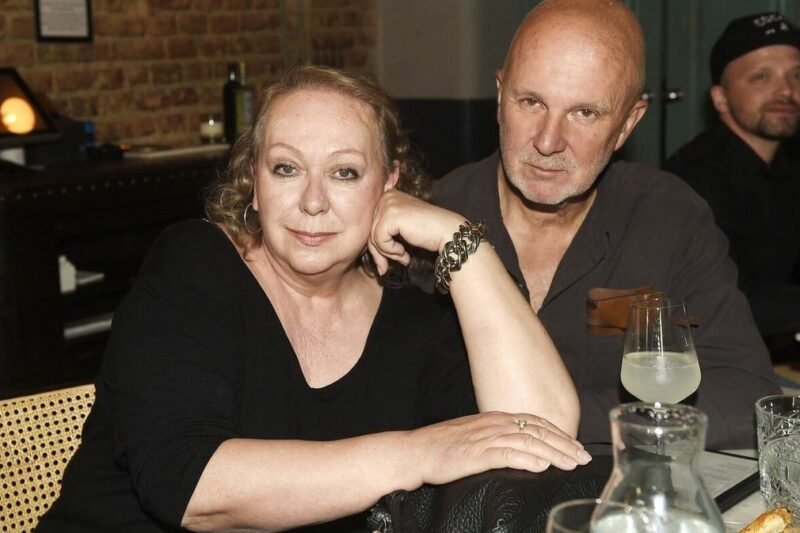 💥 Osvaldová a Soukup dokazují, že rozvod není konec všeho: i po letech zůstávají v pravidelném kontaktu, setkávají se kvůli synovi a jejich vztahy jsou překvapivě přátelské, korektní a plné tolerance. Nové lásky, věk partnerů a životní změny vůbec nezastavily rodinnou pohodu, která vládne nad minulostí, a jejich příběh ukazuje, jak lze zachovat úctu a lásku i po bouřlivých letech. Jak přesně dnes žijí, proč se po letech znovu sešli a co plánují do budoucna? 👀✨ Plnou verzi článku s detaily a exkluzivními fotkami najdete v komentářích 🔗