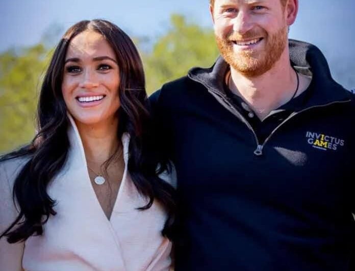 👑 „Middletonová by si to NIKDY neoblékla!“ 😲💬 „Princi, kde jsi?“ 🤭 Vévodkyně ze Sussexu se odvážila a oblékla šaty, které vzbudily pozornost celého světa – svůdné, odvážné a s pikantními průstřihy 🔥👗, které nenechávají téměř žádný prostor pro fantazii! 😮💥  Dokonce i ti nejvěrnější fanoušci byli z toho v rozpacích 😥🙈 – někteří doslova museli zavřít oči! 😳 A to není všechno… Tento outfit patří mezi její nejodvážnější vůbec a lidi po celém světě nechává bez dechu! 🌍✨  Chcete vidět, jak vévodkyně ukázala svou neuvěřitelnou odvahu a styl, který rozdělil názory veřejnosti? 👀🤫 Připravte se – komentáře odhalují všechny detaily a reakce fanoušků, které vás zaručeně šokují, pobaví a donutí se na chvíli zamyslet! 💬🔥👇