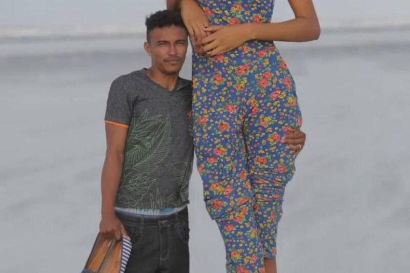 🌟 Seznamte se s Elisany – jednou z NEJVYŠŠÍCH žen světa! 😮🧐 Nikdo nikdy nevěřil, že by mohla najít skutečnou lásku 💔, založit rodinu 👨‍👩‍👧‍👦 a dokonce všechny překvapit svou neuvěřitelnou proměnou života! 🤯 Ale Elisany dokázala všem, že nemožné je jen slovo! 💪✨ Její partner je o CELÝ metr vyšší než ona 😲🤭 – opravdu byste tomu věřili? 😅 A co jejich děti? 🤔👶 Můžete si jen představit, jak úžasně vypadají… Chcete to vidět NA VLASTNÍ OČI? 👀🤫 Pospěšte si do komentářů a odhalte rodinné tajemství, které všechny šokovalo! 👇🔥