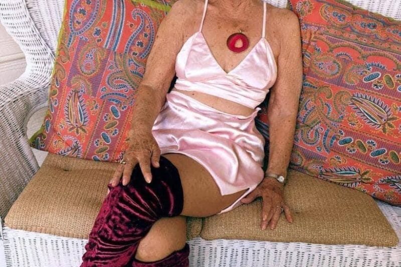 😲 Devadesátiletá babička Helena právě dobyla internet! 🌟💫 Její příběh a fotka, kterou ukázala v komentářích, rozproudily diskuse po celém světě! 👵🔥  Nikdo by nečekal, že v tak vysokém věku může někdo vypadat tak svěže, elegantně a plný života ✨💖. Lidé jsou z její odvahy a energie naprosto ohromeni – a někteří dokonce přiznávají, že se cítí inspirováni! 🫢💯  Chcete vidět, jak babička Helena dokazuje, že věk je jen číslo a že život může být fascinující v každém věku? 🤔👀 Klikněte do komentářů a připravte se na fotku a příběh, který vás dojmou, šokují a donutí se zamyslet nad tím, co znamená opravdová krása a vitalita! 💬🔥👇