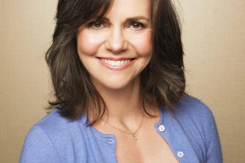 Herečka Sally Field čelí kritice za to, že se rozhodla stárnout přirozeně… 🤔 Její současný vzhled ale vyvolal obrovskou vlnu reakcí 😳